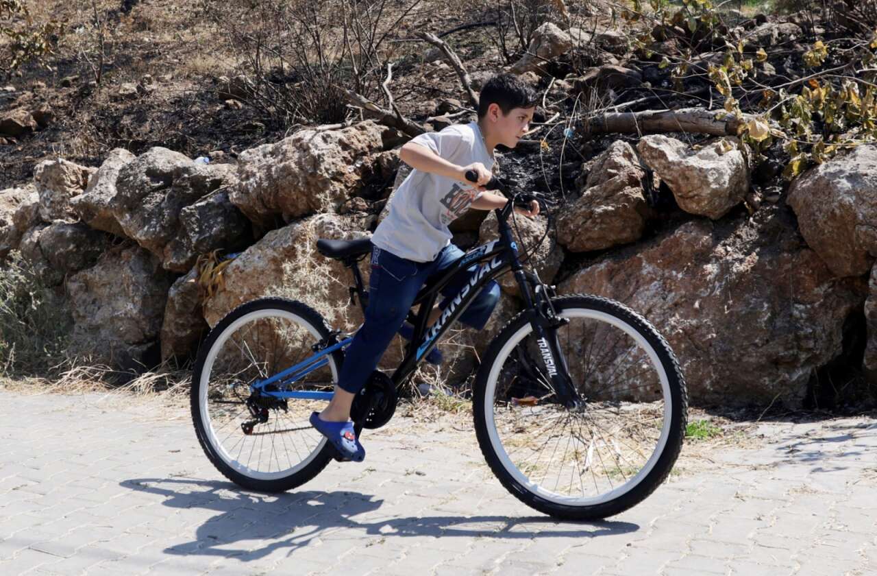 Seydikemer Yangında Bisikleti Kullanılamaz Hale Gelen Minik Umut Yeni Bisikletine Kavuştu 4